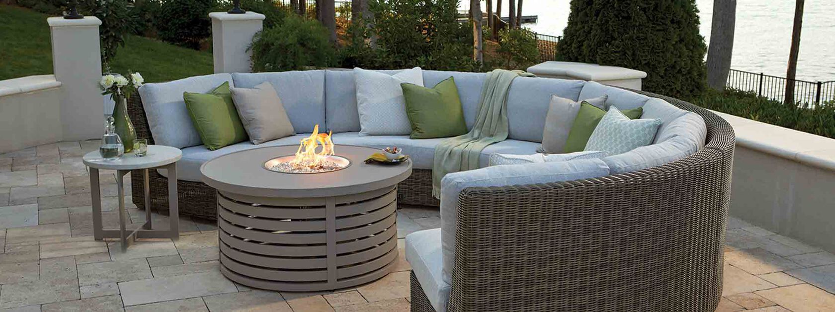 Lane Venture outdoor furniture with fire pit